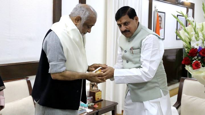 मुख्यमंत्री डॉ. यादव ने हार्टफुलनेस के वैश्विक आध्यात्मिक गाइड श्री कमलेश दाजी का किया अभिवादन